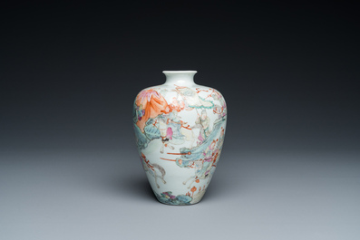 Vase de forme 'meiping' en porcelaine de Chine famille rose, R&eacute;publique