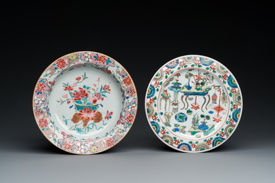 Een Chinees famille verte 'antiquiteiten bord en een famille rose 'bloemenmand' bord, Kangxi en Qianlong