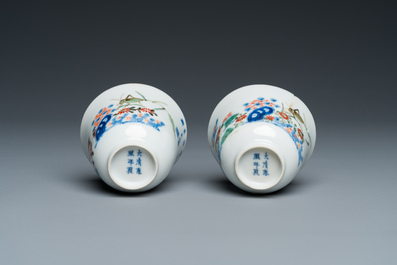 Paire de tasses en porcelaine de Chine famille verte &agrave; d&eacute;cor de sauterelles, marque de Kangxi mais probablement post&eacute;rieur