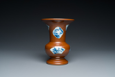 Een Chinese blauw-witte vaas met capucijn bruine fondkleur, Qianlong