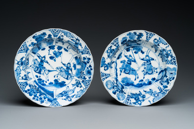 Paire d'assiettes en porcelaine de Chine en bleu et blanc &agrave; d&eacute;cor de Mu Guiying, marque et &eacute;poque de Kangxi