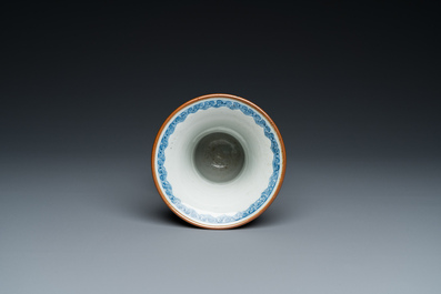 Vase en porcelaine de Chine en bleu et blanc &agrave; fond brun capucin, Qianlong