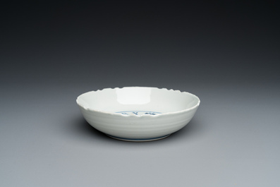 Een Chinees blauw-wit bord met een garnaal, Tianqi