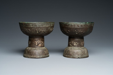 Een paar bronzen rituele 'Dou' vaten, Chenghua, volgens inscriptie gedateerd 1480
