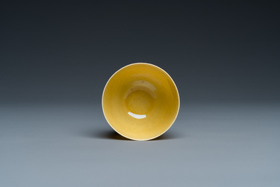 Een Chinese monochrome geel-geglazuurde kop, Kangxi merk en periode
