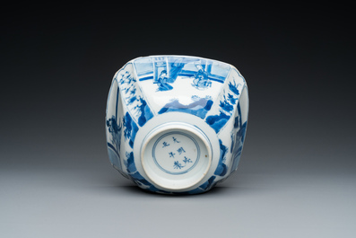 Bol de forme carr&eacute;e en porcelaine de Chine en bleu et blanc, marque de Chenghua, Kangxi