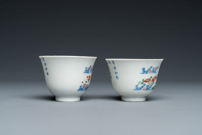Paire de tasses en porcelaine de Chine famille verte &agrave; d&eacute;cor de sauterelles, marque de Kangxi mais probablement post&eacute;rieur
