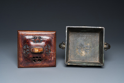 Br&ucirc;le-parfum de forme carr&eacute;e en bronze &agrave; inscription &agrave; l'int&eacute;rieur, Chine, Ming