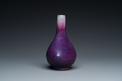 Een Chinese flesvormige vaas met flamb&eacute;-glazuur, Qing