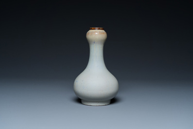 Vase &agrave; t&ecirc;te d'ail en porcelaine de Chine &agrave; &eacute;mail flamb&eacute;, marque de Yongzheng, 18/19&egrave;me