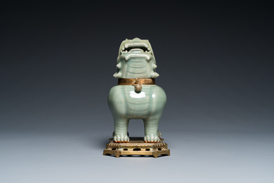 Br&ucirc;le-parfum en porcelaine de Chine c&eacute;ladon de Longquan en forme de luduan sur socle en bronze dor&eacute;, Ming