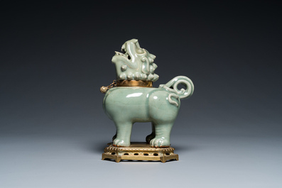 Een Chinese Longquan celadon wierookbrander in de vorm van een luduan met vergulde bronzen montuur, Ming