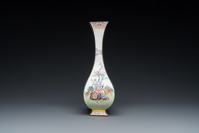 Vase de forme losange en &eacute;maux de Canton, Chine, Qianlong