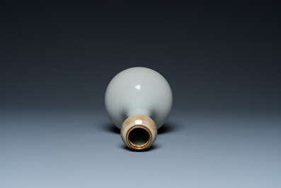 A Chinese flamb&eacute;-glazed garlic-mouth vase, Yongzheng mark, 18/19th C.