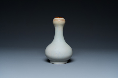 Vase &agrave; t&ecirc;te d'ail en porcelaine de Chine &agrave; &eacute;mail flamb&eacute;, marque de Yongzheng, 18/19&egrave;me