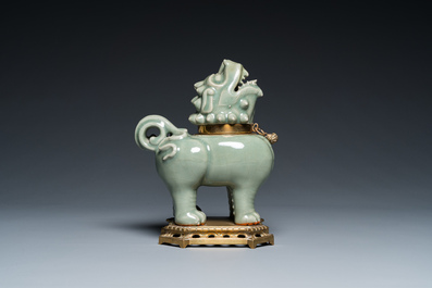 Br&ucirc;le-parfum en porcelaine de Chine c&eacute;ladon de Longquan en forme de luduan sur socle en bronze dor&eacute;, Ming