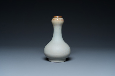 Vase &agrave; t&ecirc;te d'ail en porcelaine de Chine &agrave; &eacute;mail flamb&eacute;, marque de Yongzheng, 18/19&egrave;me