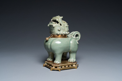 Een Chinese Longquan celadon wierookbrander in de vorm van een luduan met vergulde bronzen montuur, Ming