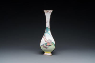 Vase de forme losange en &eacute;maux de Canton, Chine, Qianlong