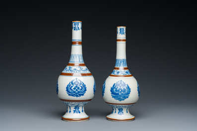Paire d'aspersoirs en porcelaine de Chine en bleu et blanc &agrave; d&eacute;cor Baoxiang, Kangxi