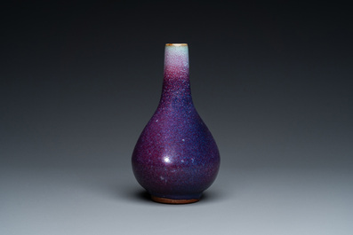 Vase de forme bouteille en porcelaine de Chine &agrave; &eacute;mail flamb&eacute;, 19&egrave;me