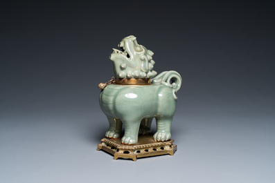 Een Chinese Longquan celadon wierookbrander in de vorm van een luduan met vergulde bronzen montuur, Ming