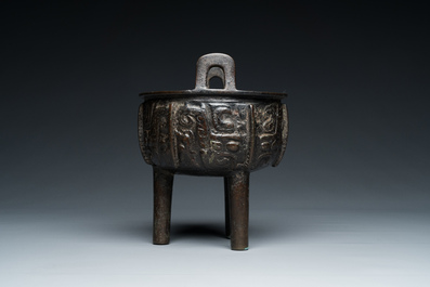 Een Chinese archa&iuml;sche bronzen driepotige 'Ding' ketel met inscriptie, Noordelijke Song