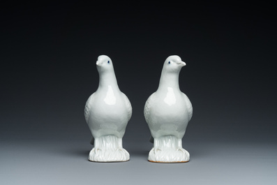 Paire de pigeons en porcelaine blanche de Chine, 19&egrave;me