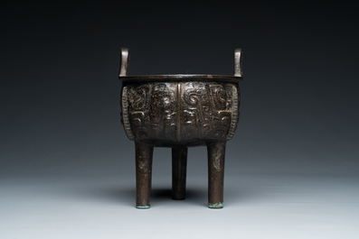 Een Chinese archa&iuml;sche bronzen driepotige 'Ding' ketel met inscriptie, Noordelijke Song