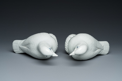 Een paar Chinese blanc de Chine modellen van duiven, 19e eeuw