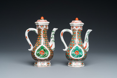 Deux verseuses couvertes en porcelaine de Chine famille verte, Kangxi