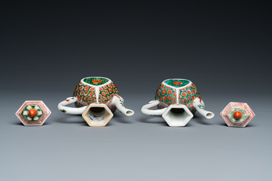 Deux verseuses couvertes en porcelaine de Chine famille verte, Kangxi