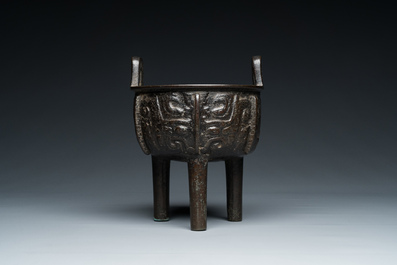 Een Chinese archa&iuml;sche bronzen driepotige 'Ding' ketel met inscriptie, Noordelijke Song