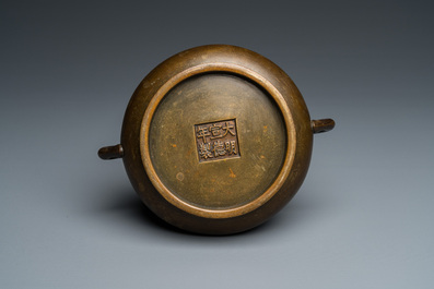 Een Chinese bronzen wierookbrander, Xuande merk, 18e eeuw