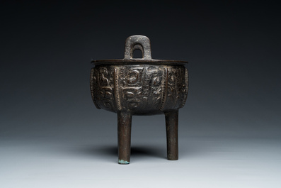 Een Chinese archa&iuml;sche bronzen driepotige 'Ding' ketel met inscriptie, Noordelijke Song