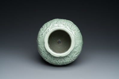 Vase &agrave; d&eacute;cor en relief en porcelaine de Chine en c&eacute;ladon monochrome, 19/20&egrave;me