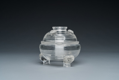 Een Chinese transparante glazen wierookbrander met deksel, wellicht Qing