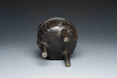 Een Chinese archa&iuml;sche bronzen driepotige 'Ding' ketel met inscriptie, Noordelijke Song