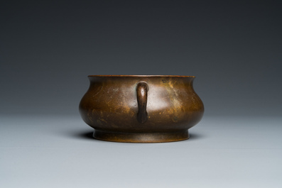 Een Chinese bronzen wierookbrander, Xuande merk, 18e eeuw