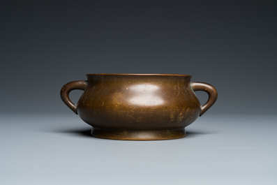 Een Chinese bronzen wierookbrander, Xuande merk, 18e eeuw