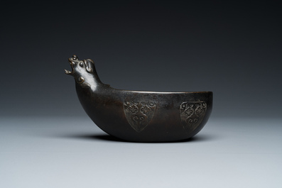 Een Chinese archa&iuml;sche bronzen 'Yi' waterkan met inscriptie, Ming