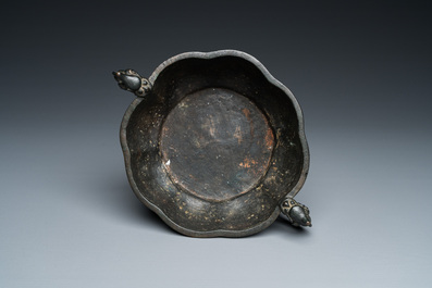 Br&ucirc;le-parfum archa&iuml;sant en bronze aux anses en forme de dragons, Chine, Yuan