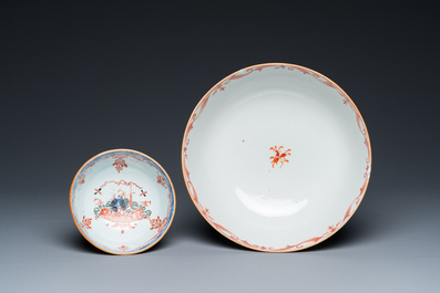 Twaalf Chinese borden, een onderschotel en twee kommen in famille rose en Imari-stijl porselein, Kangxi/Qianlong