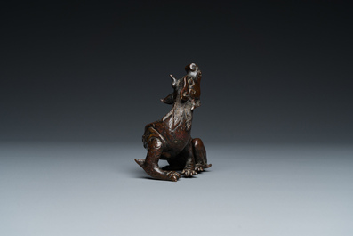 Poids de rouleau en bronze dor&eacute; et laqu&eacute; en forme de luduan, Chine, Ming