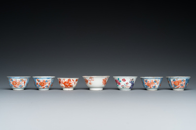 Seize soucoupes et sept tasses en porcelaine de Chine de style Imari et famille rose, Kangxi et post&eacute;rieur