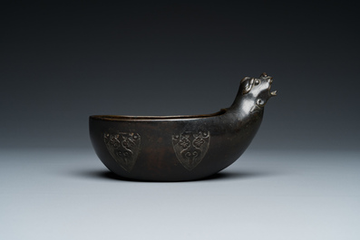 Een Chinese archa&iuml;sche bronzen 'Yi' waterkan met inscriptie, Ming