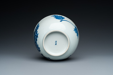 Een Chinese blauw-witte 'Bleu de Hue' kom van een koninklijke missie voor de Vietnamese markt, T&acirc;n Sửu  辛丑 merk, gedat. 1841