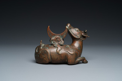 Support de miroir en bronze laqu&eacute; en forme de luduan, Chine, Ming