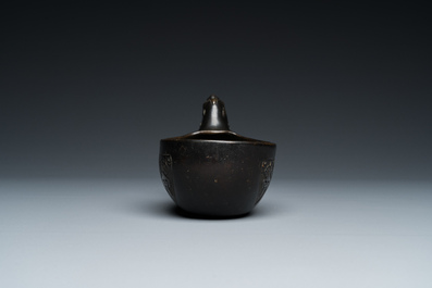 Een Chinese archa&iuml;sche bronzen 'Yi' waterkan met inscriptie, Ming