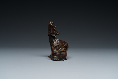 Een Chinees verguld en gelakt bronzen 'luduan' scrollgewicht, Ming